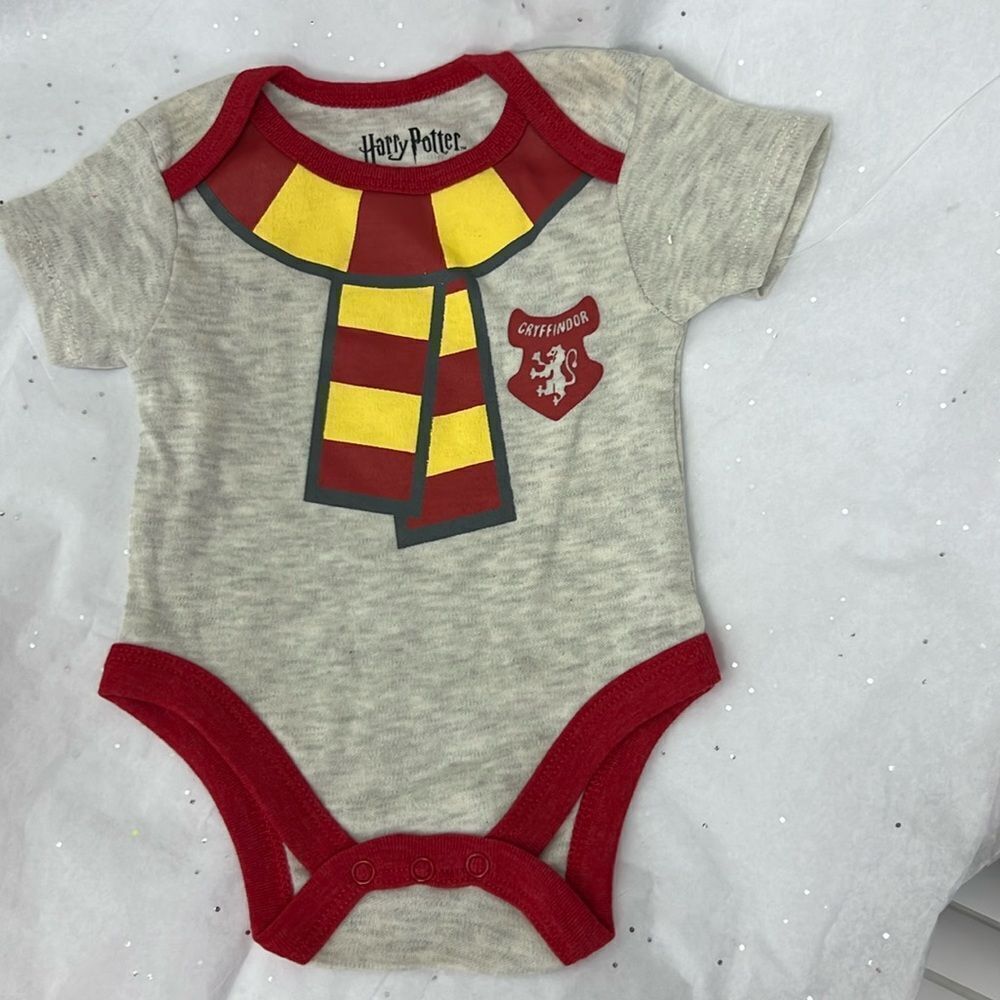 Harry Potter Gray and red Gryffindor infant onesie NWOT 0-3 m